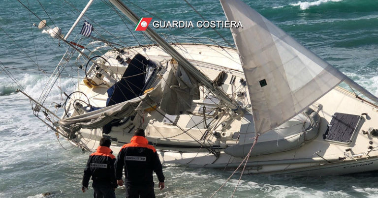 Puglia Barca A Vela Con Cinque Persone A Bordo Alla Deriva Nel Mare In