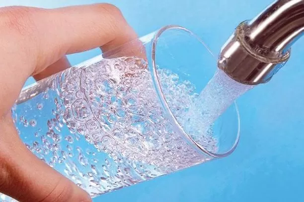 L-acqua-si-depura-con-gli-scarti-delle-bucce-d-arancia