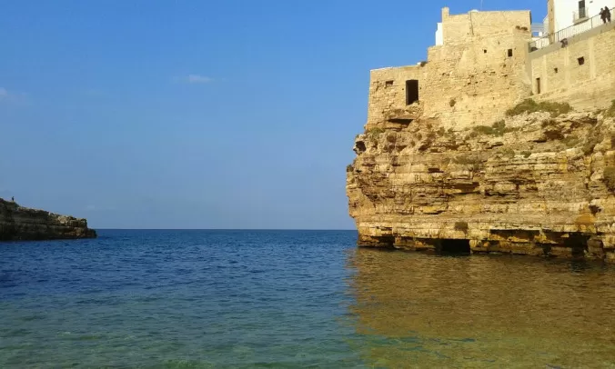 Polignano a Mare, signora seduta su una sedia, viene investita, multata per occupazione di suolo pubblico