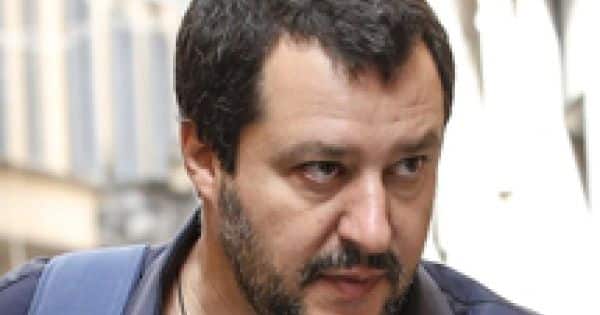 Salvini in diretta sui social sbeffeggia i suoi nemici, “Zingaretti e Di Maio sono piccoli come dei puffi”