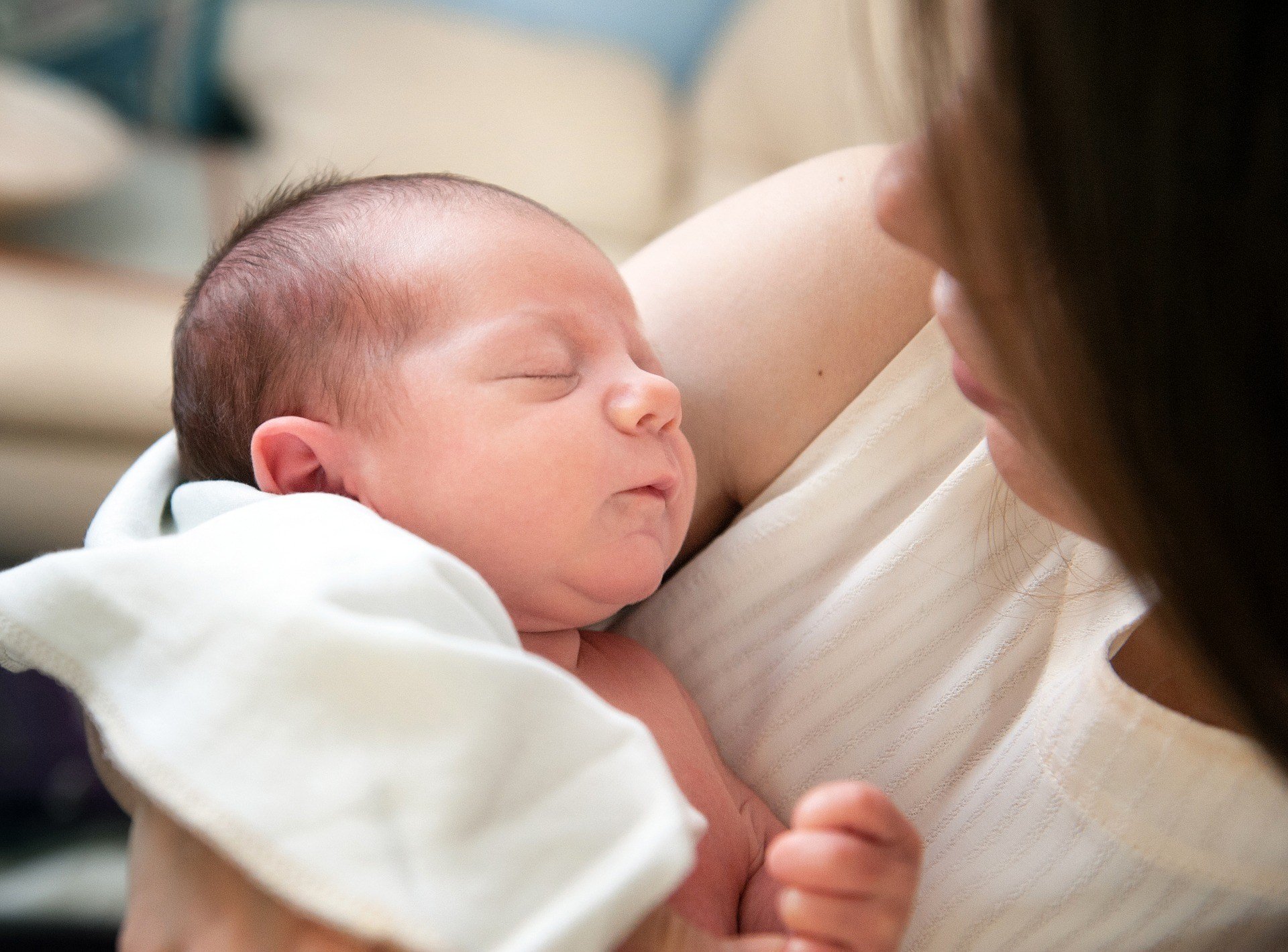 Il marito va in Afghanistan per 3 anni quando torna trova la moglie incinta di sette mesi