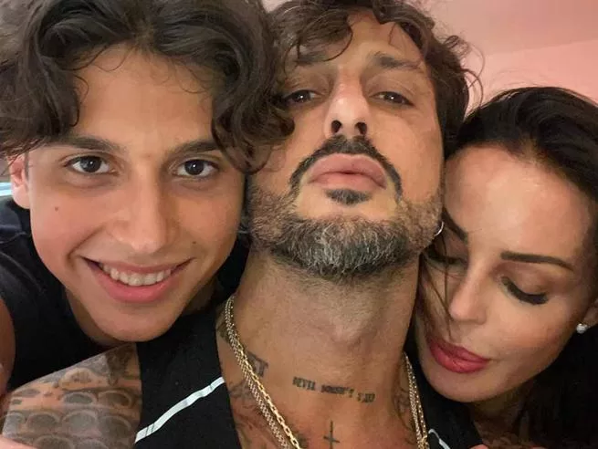 Fabrizio Corona, il figlio Carlos attacca sui social il padre ma poi il suo discorso inizia a diventare senza senso