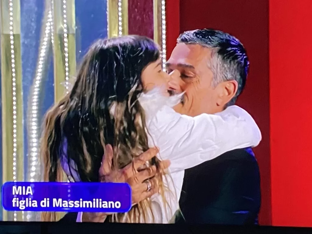Emozione e lacrime al Grande Fratello: Massimiliano Varrese riabbraccia la figlia Mia