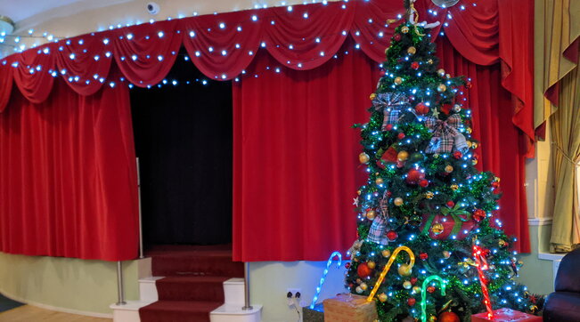 Alla scuola elementare “Edmondo De Amicis” di Agna, le maestre hanno modificato i testi natalizi per l'inclusione di altre religioni, sostituendo parole come “Gesù” con “cucù”, causando sconcerto tra i genitori.