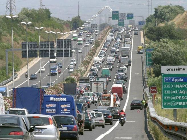 Roma, Gra bloccato in entrambe le corsie per un tamponamento, coinvolte sei auto, il bilancio è pesante, un morto e sei feriti