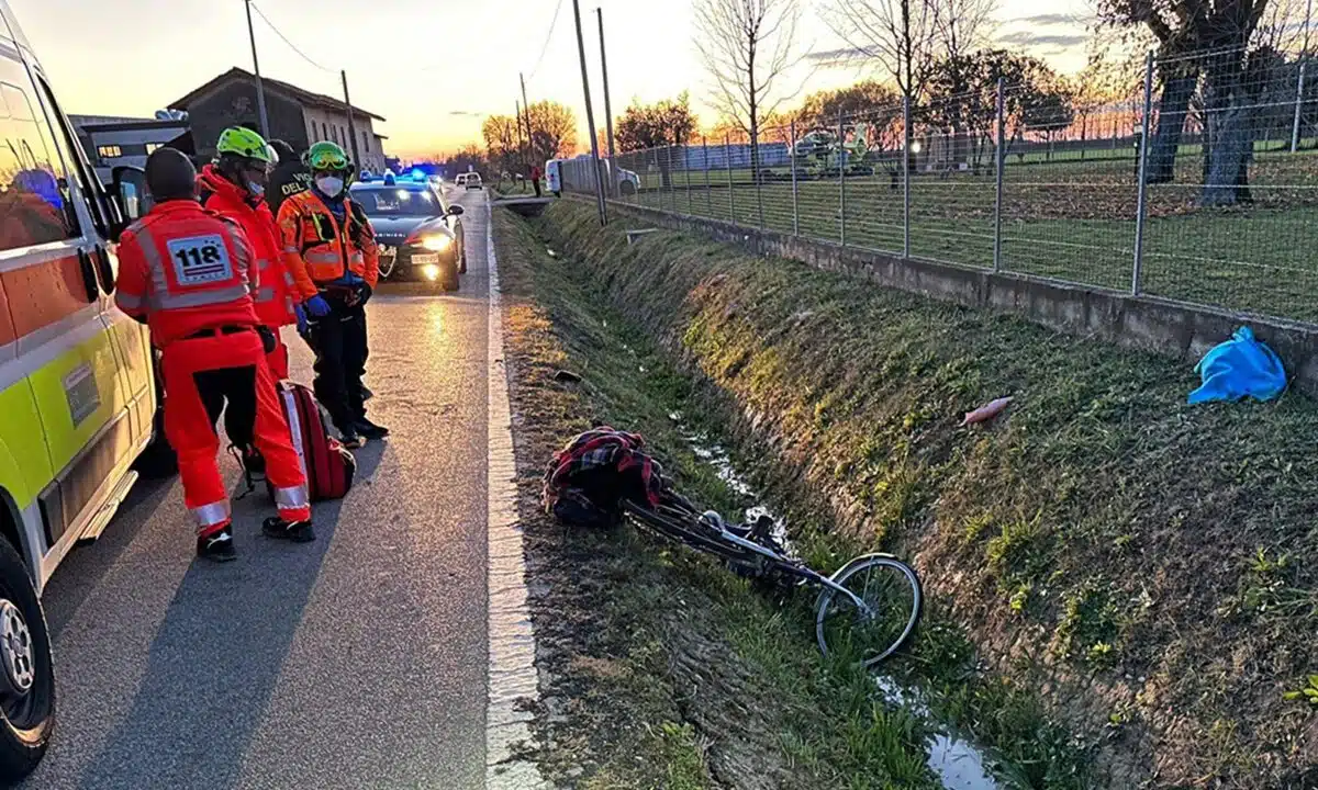 E’ giallo per il ritrovamento del cadavere di un ciclista trovato in un fossato