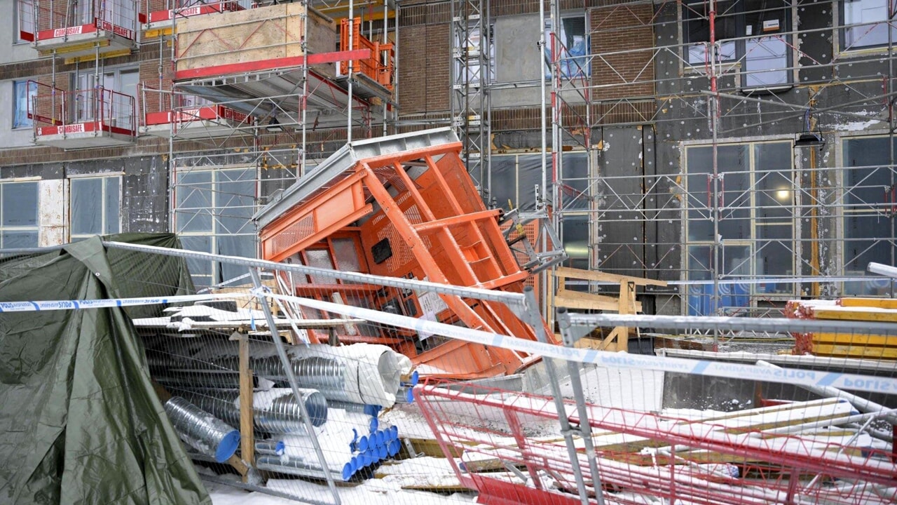 Un grave incidente ha colpito Sundbyberg, Svezia, dove un ascensore di un cantiere è caduto, causando la morte di cinque lavoratori. La sicurezza del cantiere, gestito dalla Andersson Company Byggnads, è sotto indagine.