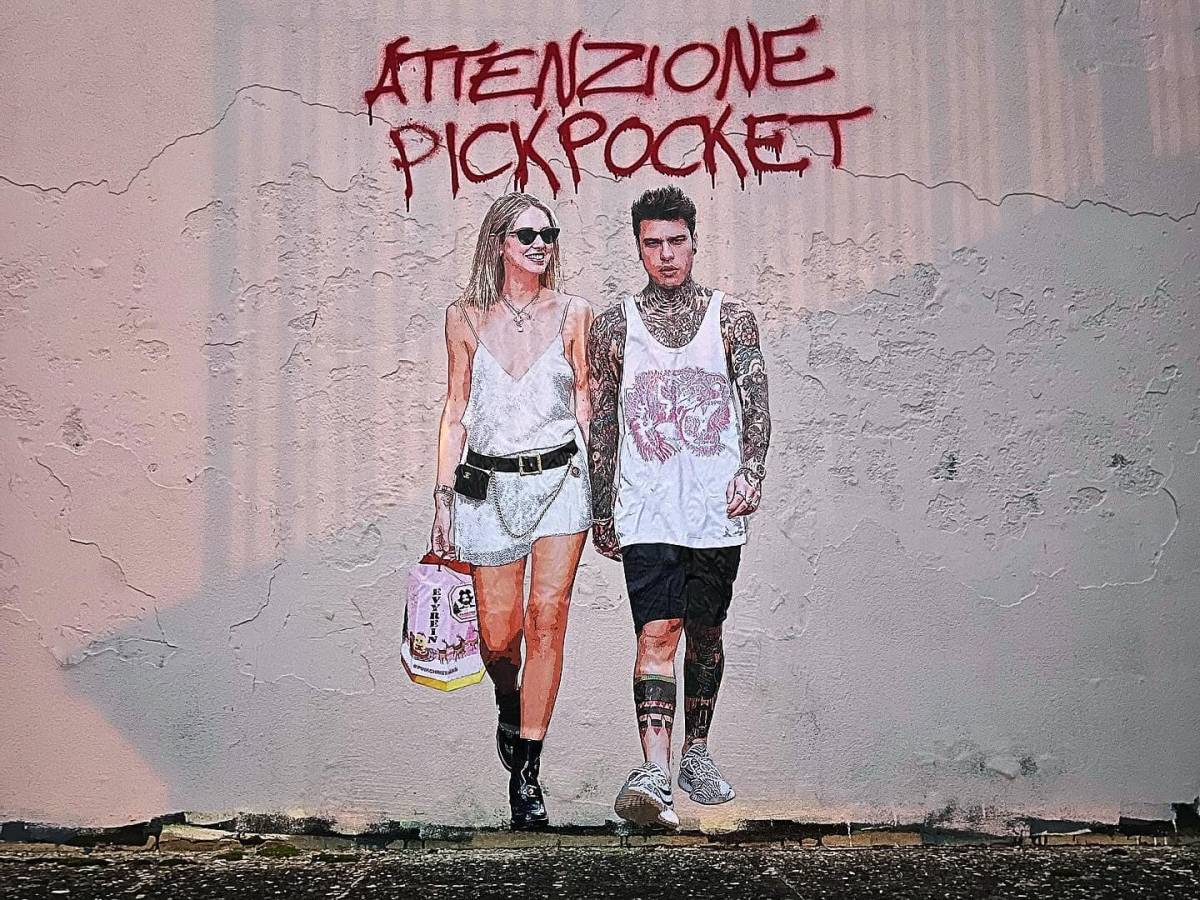 Chiara Ferragni con in mano un pandoro e Fedez ritratti in un murales a Padova e accanto la scritta: “Attenti ai borseggiatori”