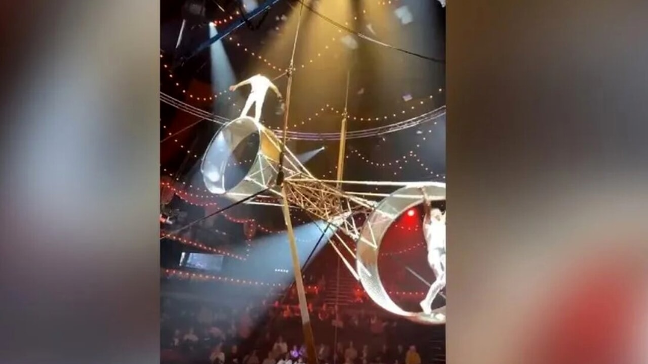 In una esibizione all'Hippodrome Circus, un acrobata ventenne è precipitato durante la sua performance nella "ruota gigante della morte", risultando in un ricovero ospedaliero urgente.
