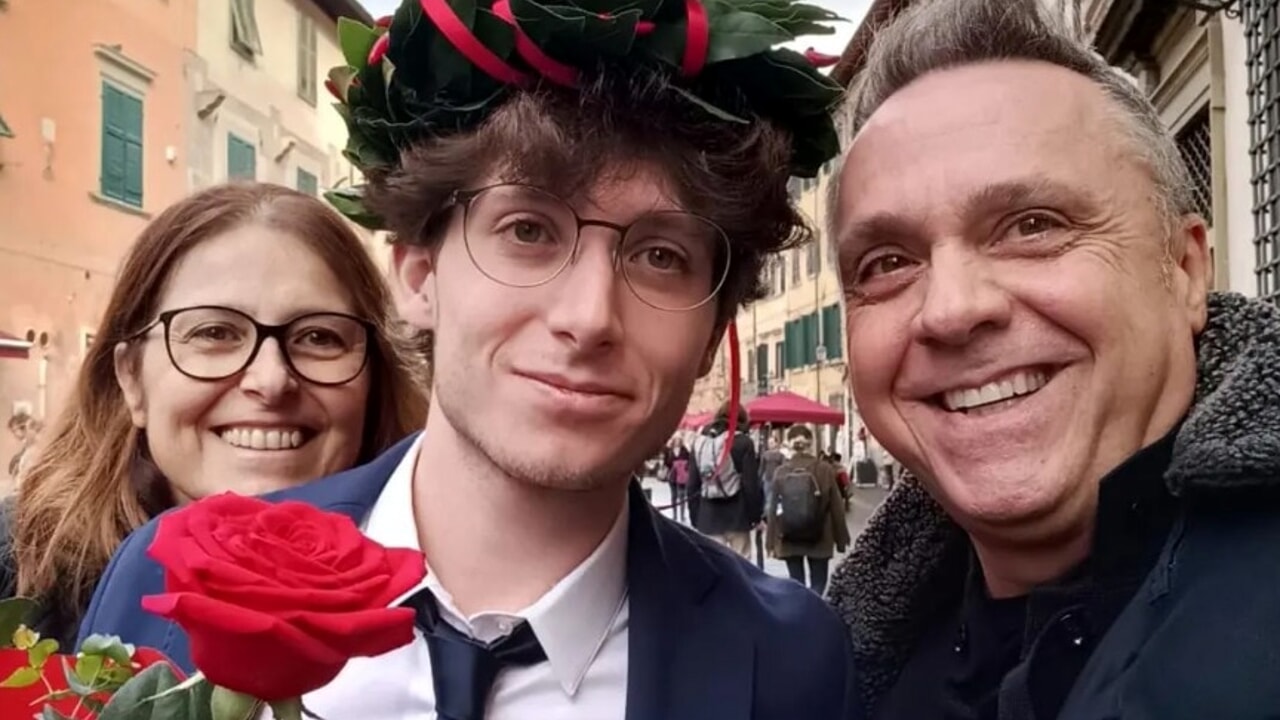Gabriele Cirilli festeggia la laurea del figlio con un post emozionante che fa boom di like