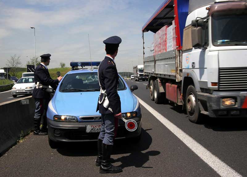 Camionista cerca di corrompere gli agenti di Polizia, infila due banconote da 50 euro nel libretto “Facciamo finta che non è successo niente”