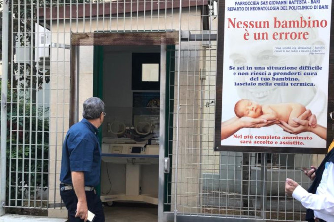 Bari: neonata abbandonata nella culla termica di una chiesa, sarà chiamata Maria Grazia