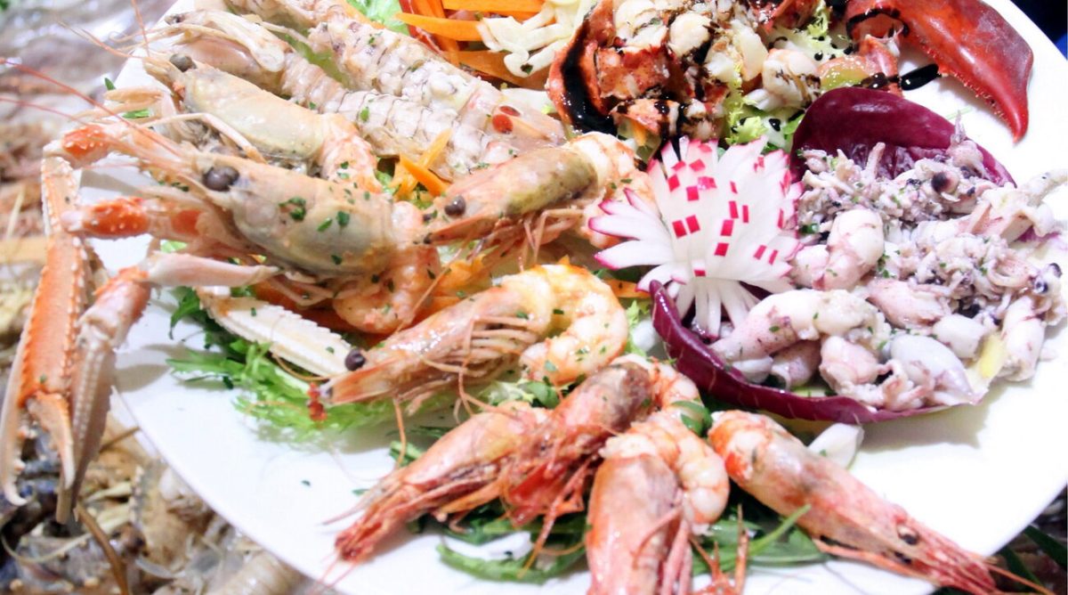 Una coppia a Salerno ha goduto di una cena di pesce e champagne in un ristorante sul Lungomare Trieste, fuggendo senza pagare un conto di 400 euro.