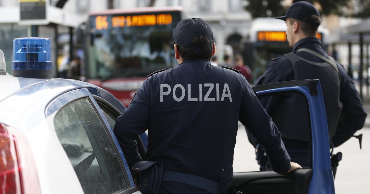 Un grave episodio di violenza si è verificato vicino alla stazione Termini di Roma, dove una donna è stata aggredita e ferita gravemente da un cittadino nigeriano.
