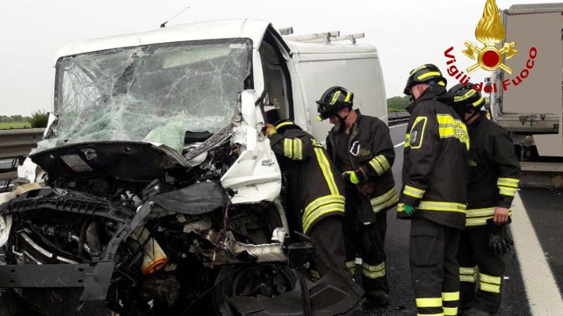 Un grave incidente stradale avvenuto sull'autostrada A4 vicino a Palmanova ha causato la morte di due persone e il ferimento di altre due. L'incidente ha coinvolto due furgoni e due autovetture.