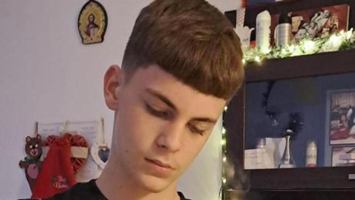 Alexandru Ivan, un ragazzo di 14 anni, è stato tragicamente ucciso a Roma durante una rissa. Due colpi di pistola lo hanno raggiunto per errore, segnando una fine prematura e drammatica.