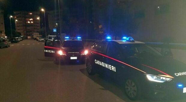Un ragazzo rumeno di 21 anni è morto dopo essere caduto da un appartamento ad Alessandria. La Squadra Mobile della polizia sta indagando per determinare le circostanze dell'incidente.