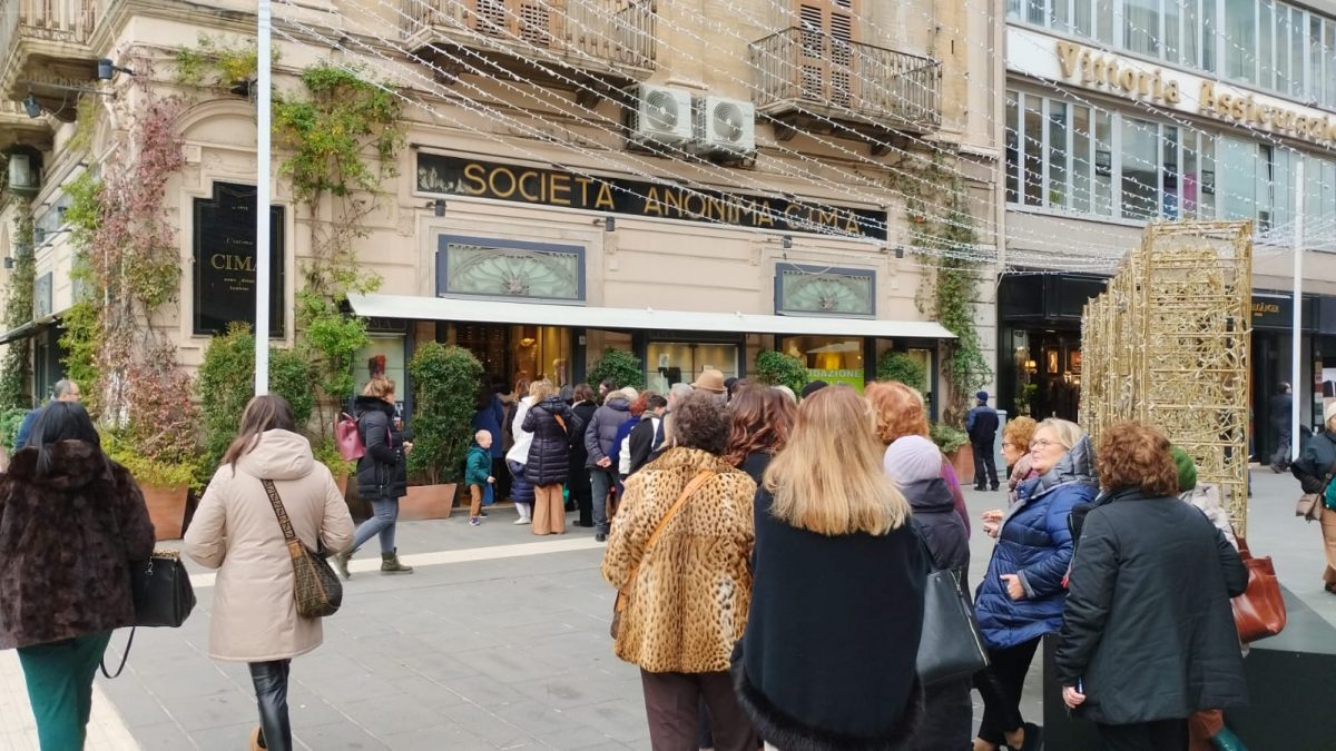 Cima, uno storico negozio di via Sparano a Bari, chiude i battenti dopo quasi un secolo, lasciando i cittadini tra nostalgia e delusione per la perdita di un simbolo cittadino.