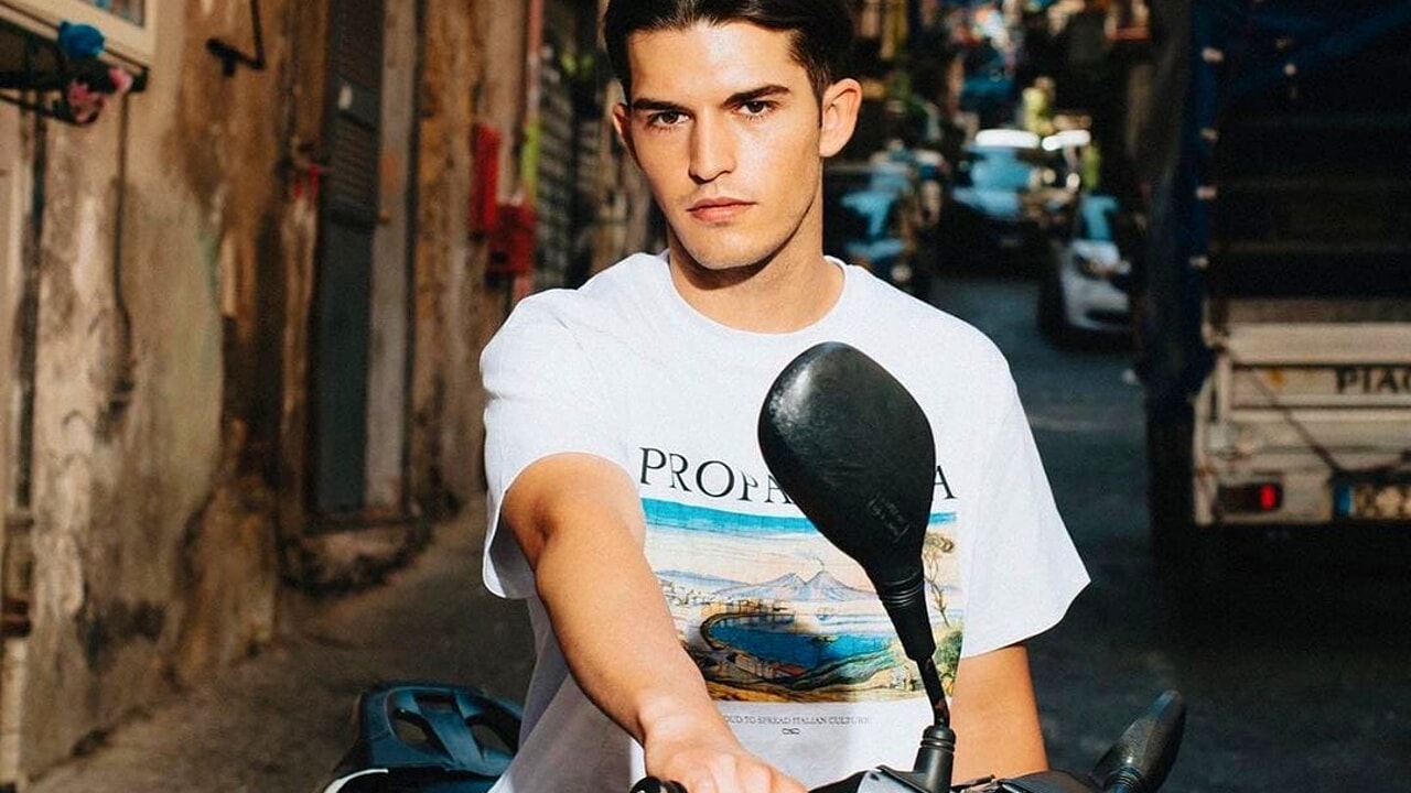 Adam Jendoubi, 23 anni, attore e modello di Napoli, è stato gravemente ferito in un incidente stradale. Ora lotta per la vita all'ospedale San Leonardo.