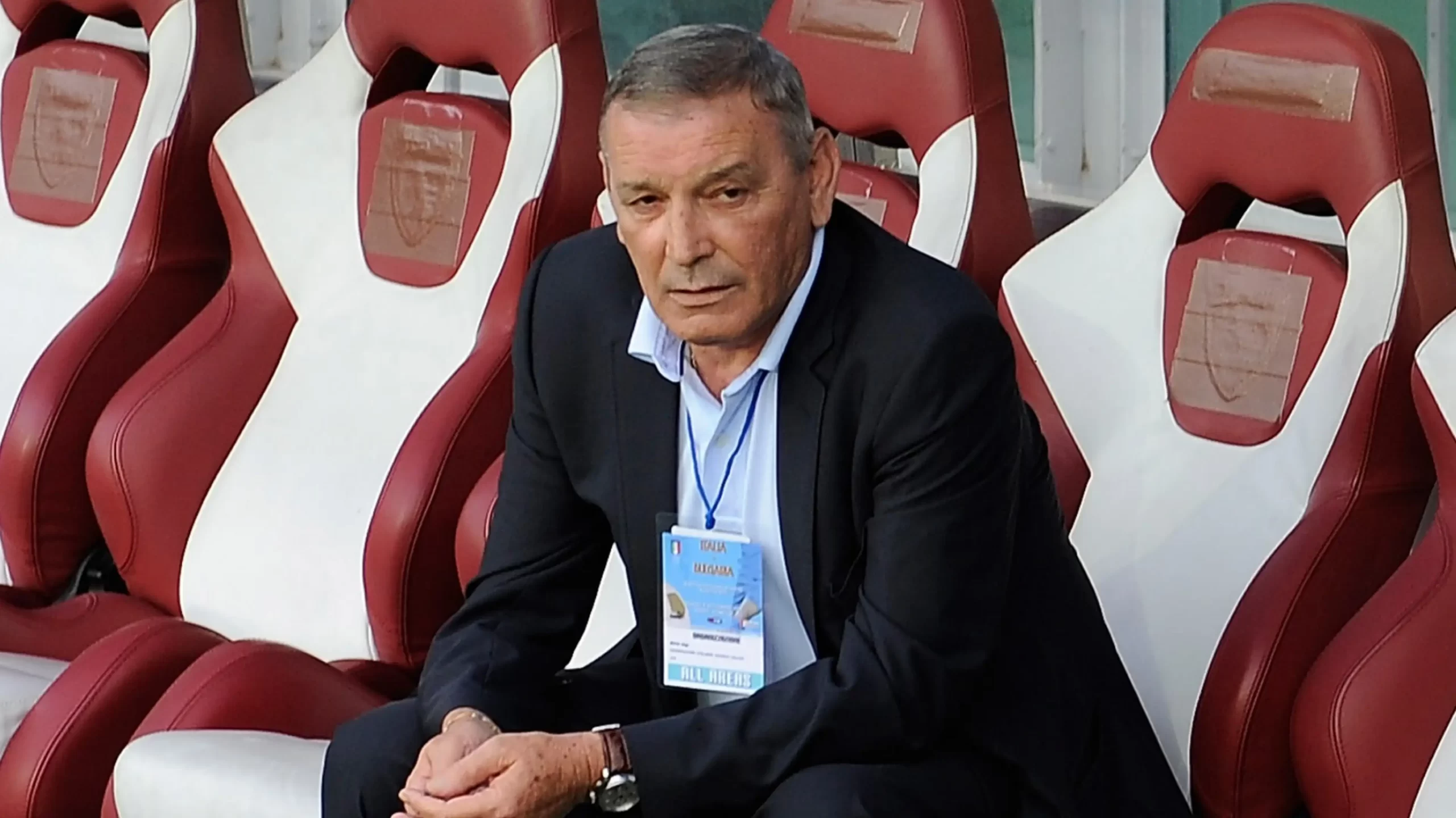Gigi Riva, leggenda del calcio e simbolo dello storico scudetto del Cagliari, è deceduto a seguito di un infarto e delle complicazioni successive. Aveva 79 anni.