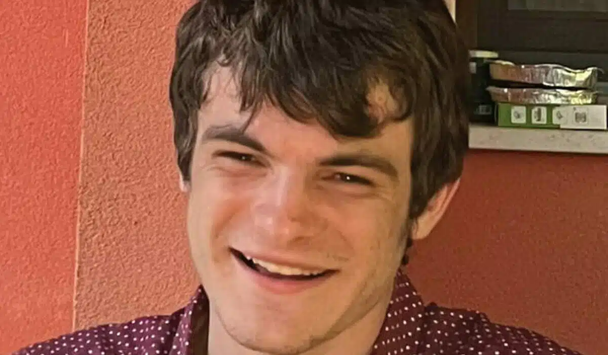 Francesco Spadoni, uno studente di 21 anni del Politecnico di Torino, è stato tragicamente trovato morto nel suo letto a Torino, lasciando la comunità in lutto.