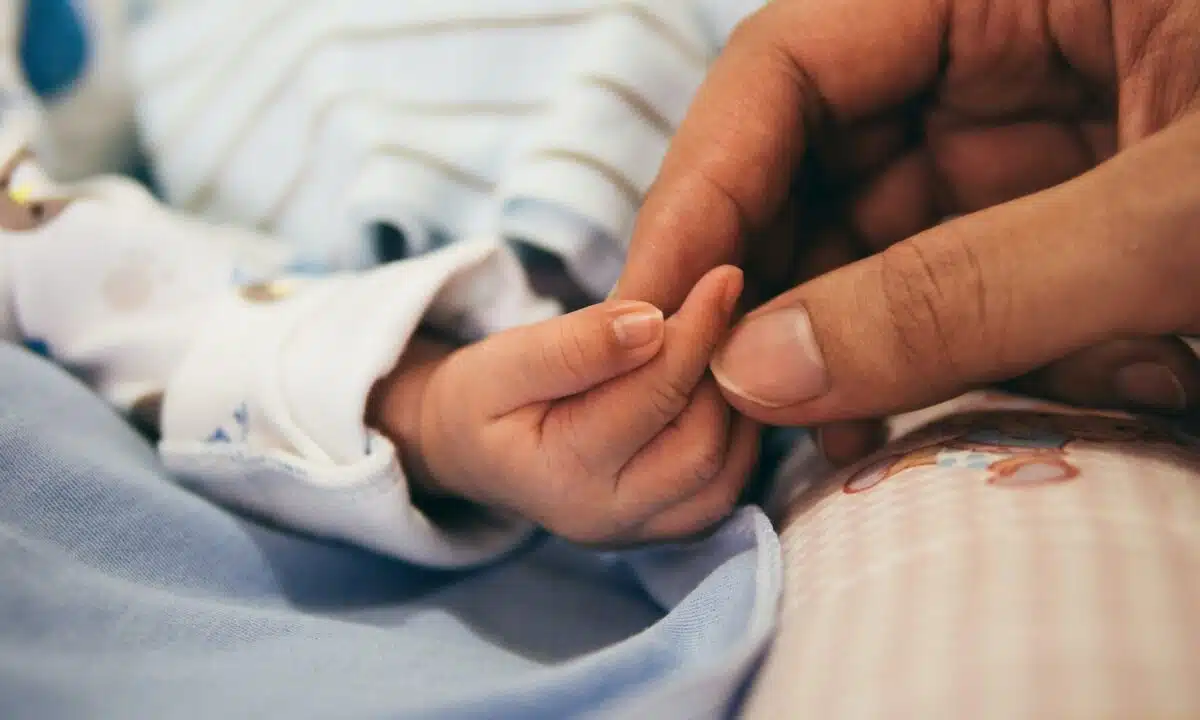 Puglia, neonato di due mesi trovato morto in culla, il dolore dei genitori