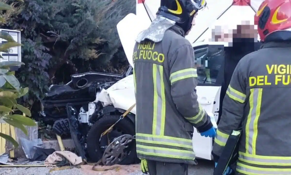 Tragico incidente a Trento: una donna con passeggino e due bambini investiti da auto fuori controllo. Tutti in gravi condizioni.