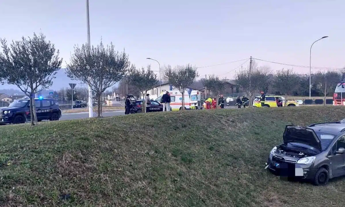 Un tragico incidente ha avuto luogo ad Asolo, in provincia di Treviso, coinvolgendo un anziano conducente e tre giovani scooteristi. L'automobilista, colpito da un malore, ha perso il controllo del veicolo causando l'incidente.