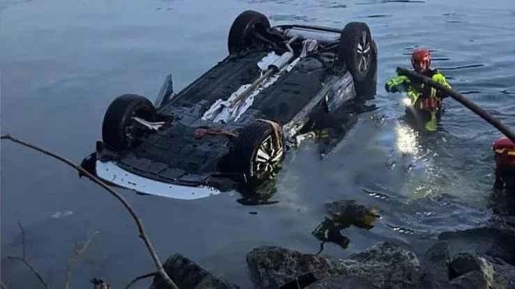 Un grave sinistro stradale si è verificato ieri sera presso il Lago di Como, dove un SUV Mercedes con a bordo due persone è caduto in acqua, causando la morte di entrambi i passeggeri.