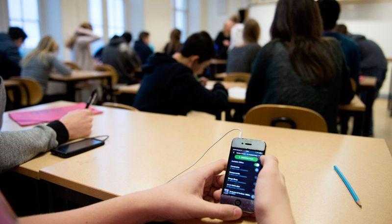 Professori in un liceo: “Basta con i cellulari in classe, i ragazzi devono guardarsi in faccia”