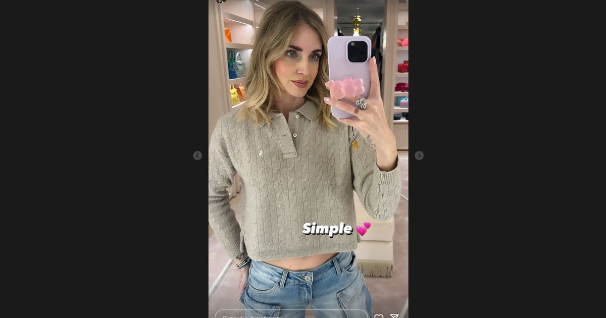 Chiara Ferragni torna sui social e sceglie un look “Simple” con polo e jeans