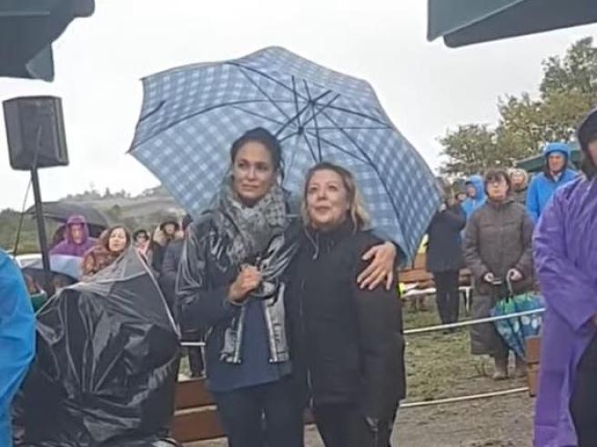 Maria Grazia Cucinotta abbracciata alla veggente di Trevignano in preghiera, il web esplode di critiche