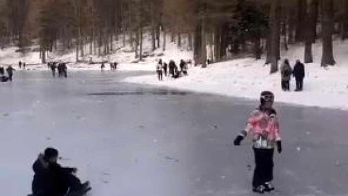 Pericolo sul lago ghiacciato, il Sindaco vieta anche solo di camminare, appena le pattuglie vano via, le famiglie portano i bambini con gli slittini