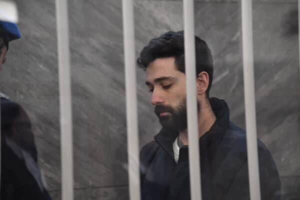 Alessandro Impagnatiello, ex barman di 30 anni, è giunto in tribunale a Milano per il processo relativo all'omicidio della fidanzata Giulia Tramontano, uccisa a Senago. La famiglia della vittima chiede l'ergastolo.