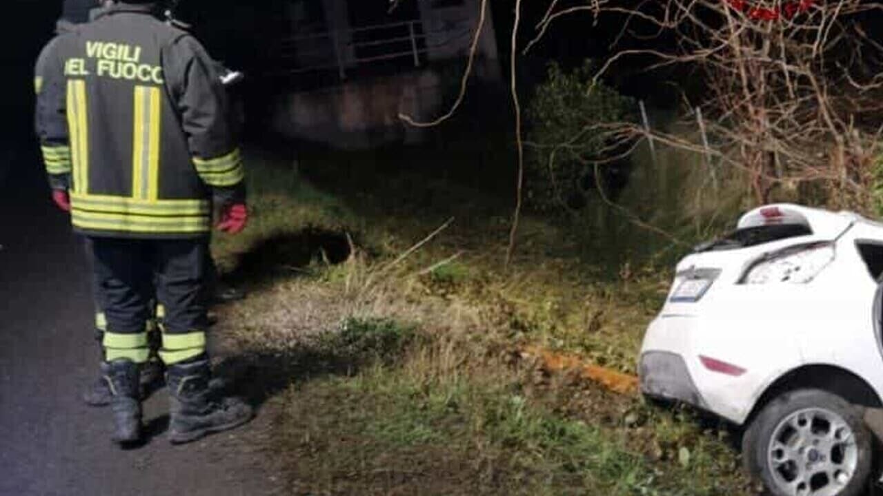 Incidente nella notte, auto si schianta contro un albero, giovane di 29 anni perde la vita