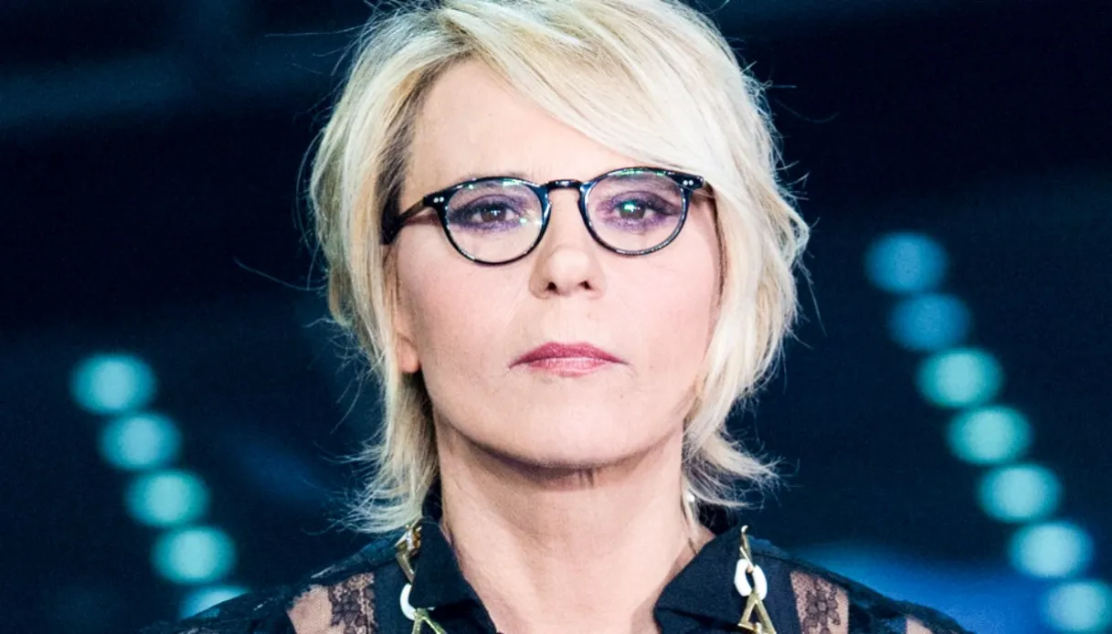 Maria De Filippi, volto iconico di Mediaset, ha ritrovato il sorriso dopo un anno difficile, segnato dalla perdita del marito Maurizio Costanzo. Il suo programma "Uomini e Donne" continua a riscuotere grande successo, confermando la sua abilità nel mondo televisivo.