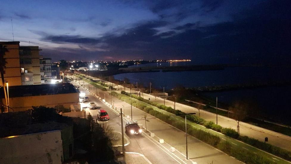 Una sparatoria ha avuto luogo questa mattina a Bari, senza causare feriti. La Polizia indaga sull'incidente, avvenuto tra due auto in movimento.