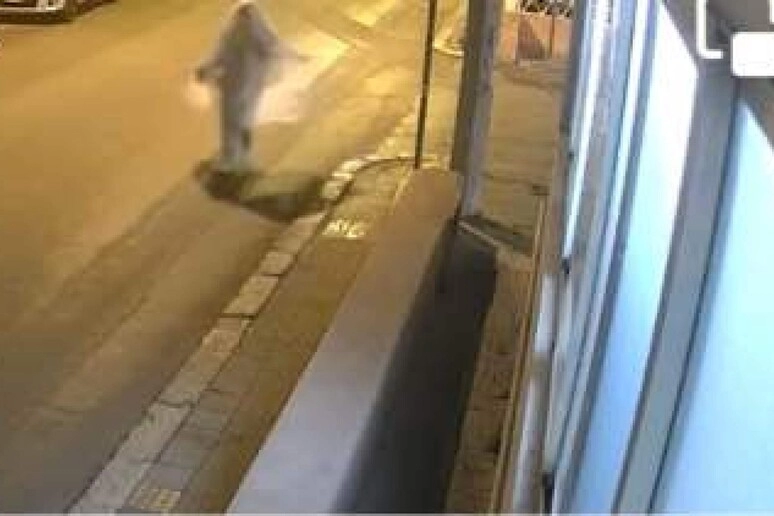 Puglia, 48enne si veste da fantasma e lancia sassi contro l’ abitazione dell’ex moglie