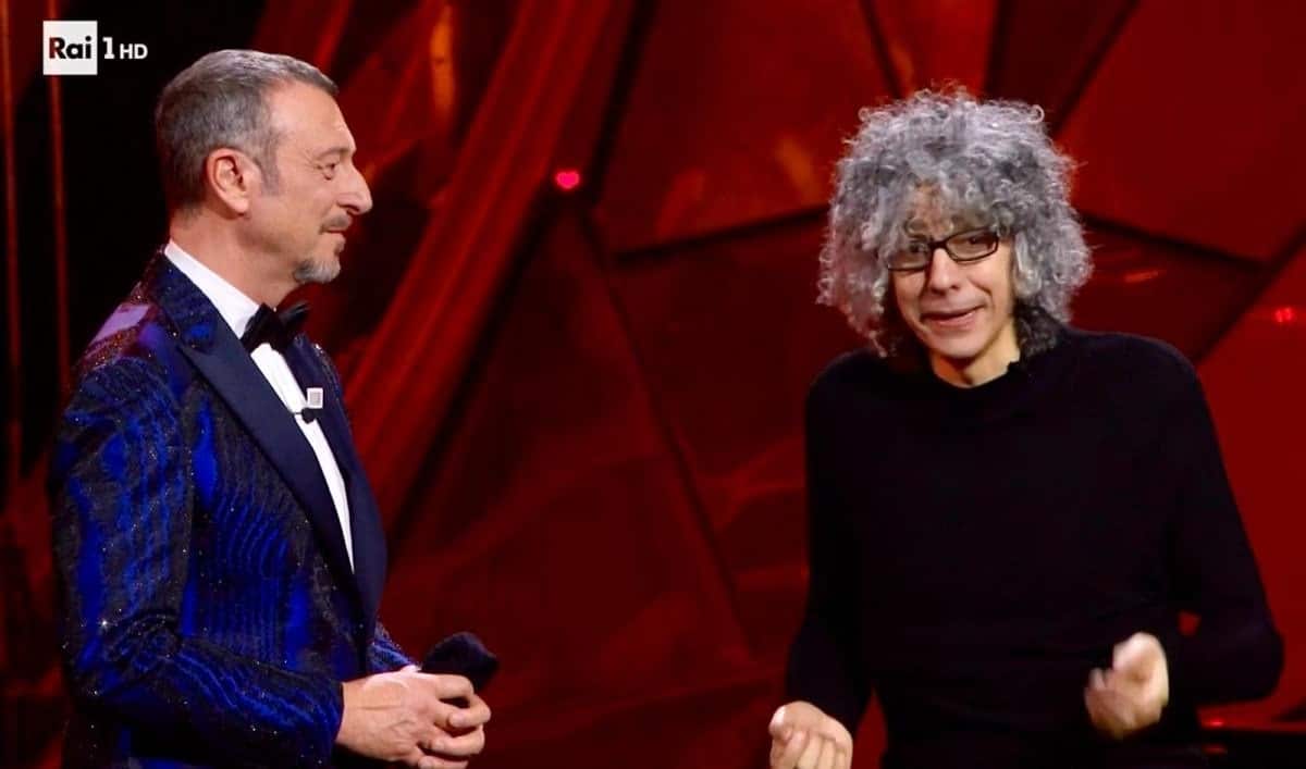 Amadeus, al Festival di Sanremo, sposta l'attenzione dalle polemiche su John Travolta all'importante messaggio di accettazione e felicità trasmesso da Giovanni Allevi.
