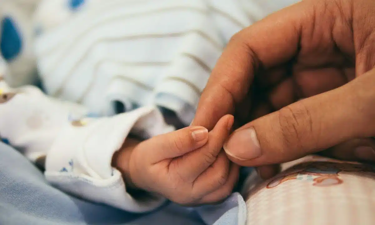 Castellammare del Golfo in lutto per la scomparsa del piccolo Francesco, morto a due anni a causa di un virus.