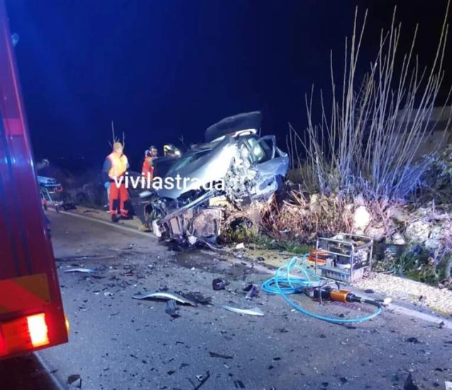 Un grave incidente ha coinvolto due automobili sulla strada provinciale tra Casamassima e Turi, lasciando un bilancio di sette feriti, di cui tre in condizioni critiche. La dinamica è al vaglio delle autorità.