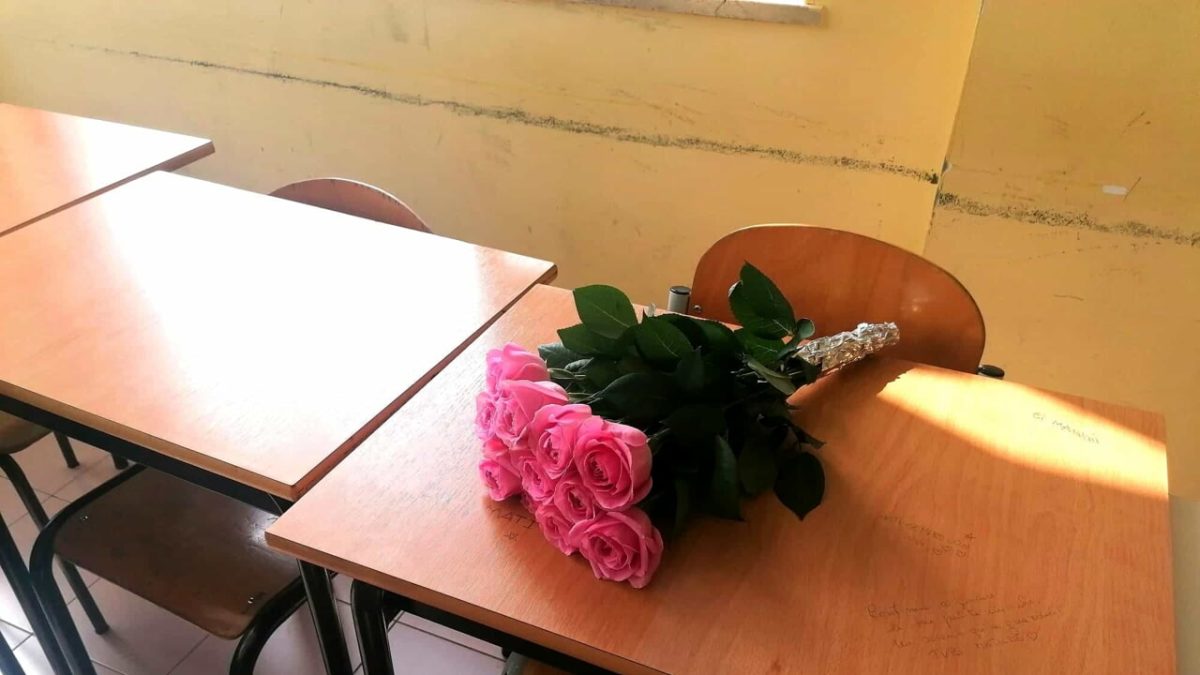 Puglia, l’ultimo saluto dei compagni di classe alla 17enne Matilde, un mazzo di fiori sul banco e tanta commozione