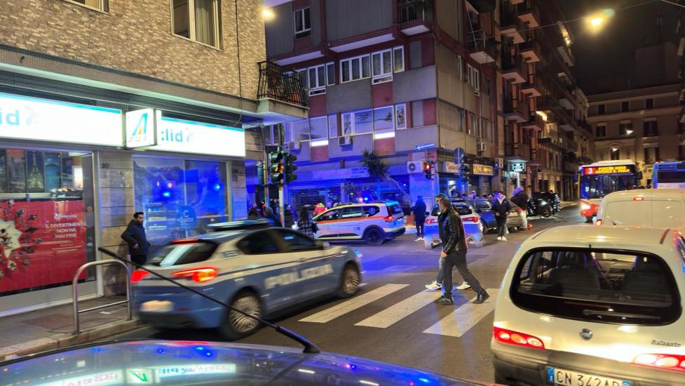 Attimi di paura a Bari, donna si lancia dal balcone di un edificio in via Quintino Sella incrocio via Piccinni e muore sul colpo