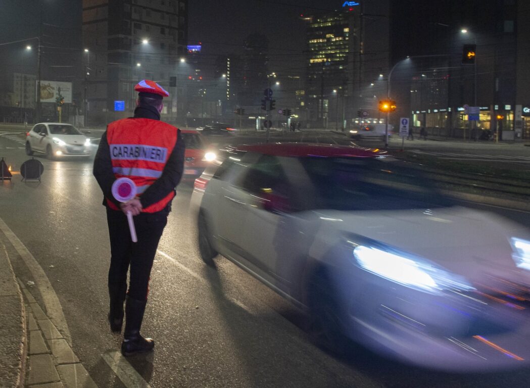 Risultato positivo all’alcol test dopo una cena: patente ritirata dalla polizia locale a un uomo che era a piedi