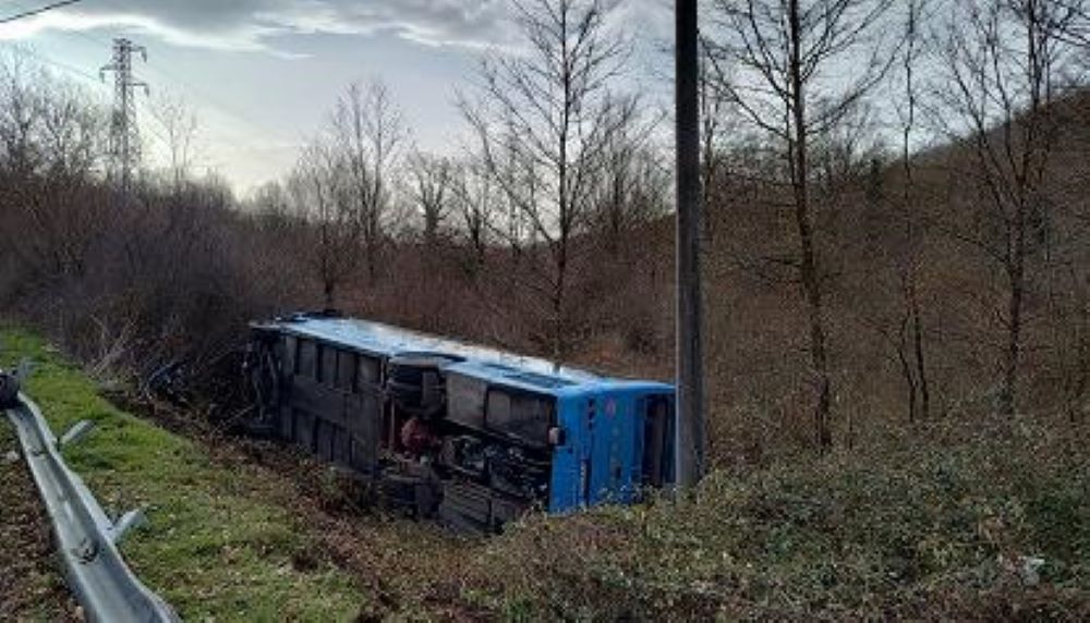 Bus scolastico con a bordo 40 ragazzi si ribalta per evitare l’impatto con un’Alfa Romeo, ambulanze e vigili del fuoco sul posto