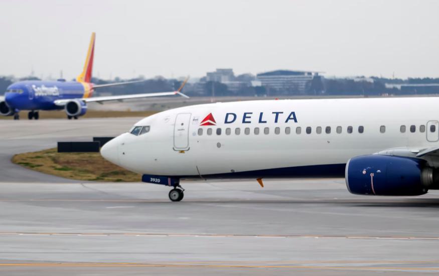 Un volo Delta Airlines da Amsterdam a Detroit è rientrato a causa di vermi caduti dalle cappelliere, causati da pesce marcio in un bagaglio.