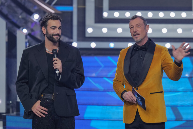 Sanremo 2024: emozioni e sorprese nella prima serata con Amadeus e Mengoni