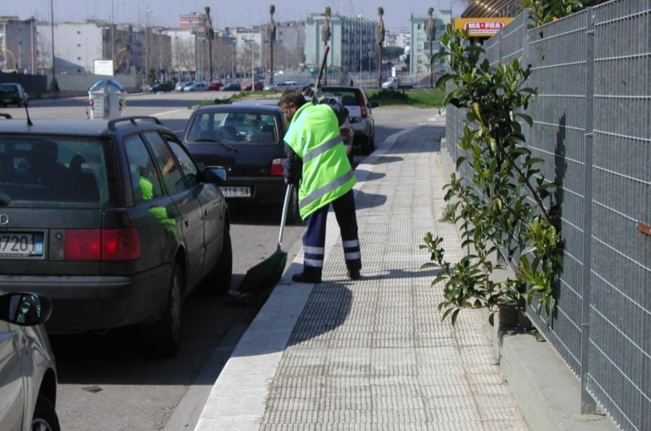 Amiu Puglia adotta misure severe contro l'assenteismo dei dipendenti e migliora i servizi di pulizia urbana a Bari, coinvolgendo cittadini nella verifica degli orari di spazzamento.