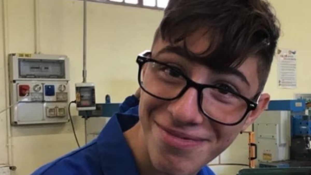 Valentino Colia, un ragazzo di 15 anni, ha tragicamente perso la vita in un incidente stradale mentre era in bicicletta. Il responsabile, un autista ubriaco, potrebbe affrontare una pena ridotta per patteggiamento.