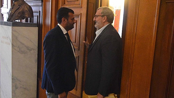 Un incontro del Partito Democratico in Puglia si è trasformato in un vivace scambio di opinioni tra il governatore Michele Emiliano e il sindaco Antonio Decaro, riflettendo le tensioni interne sulle primarie comunali.